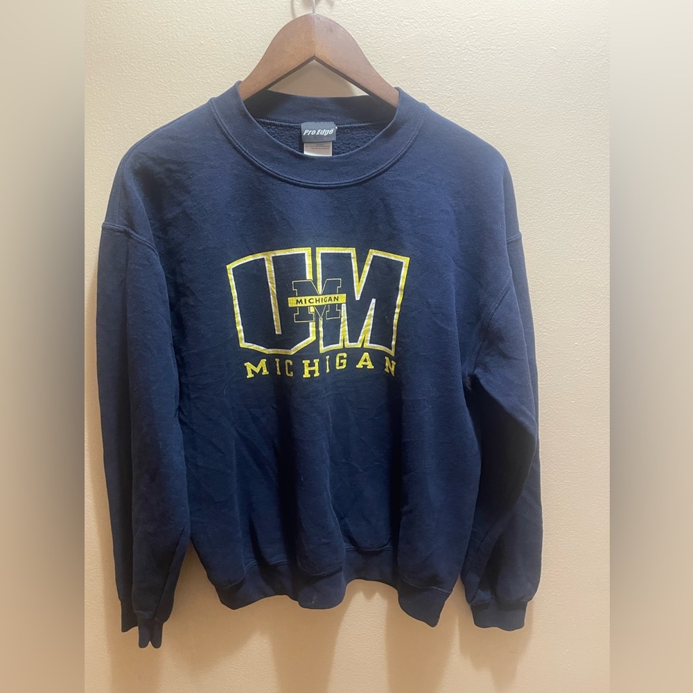 Pro edge Michigan Wolverines Crewneck medium 22 x 25